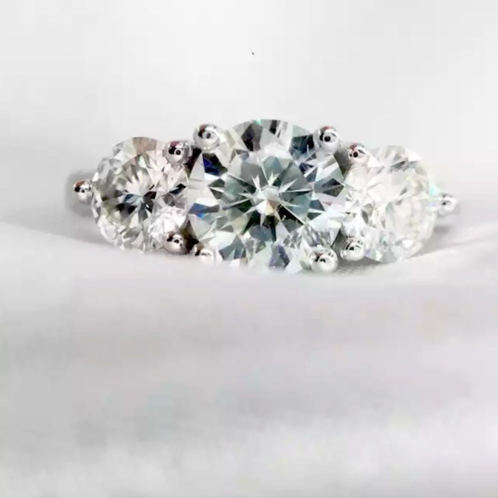 3 round brilliant diamond engagement ring